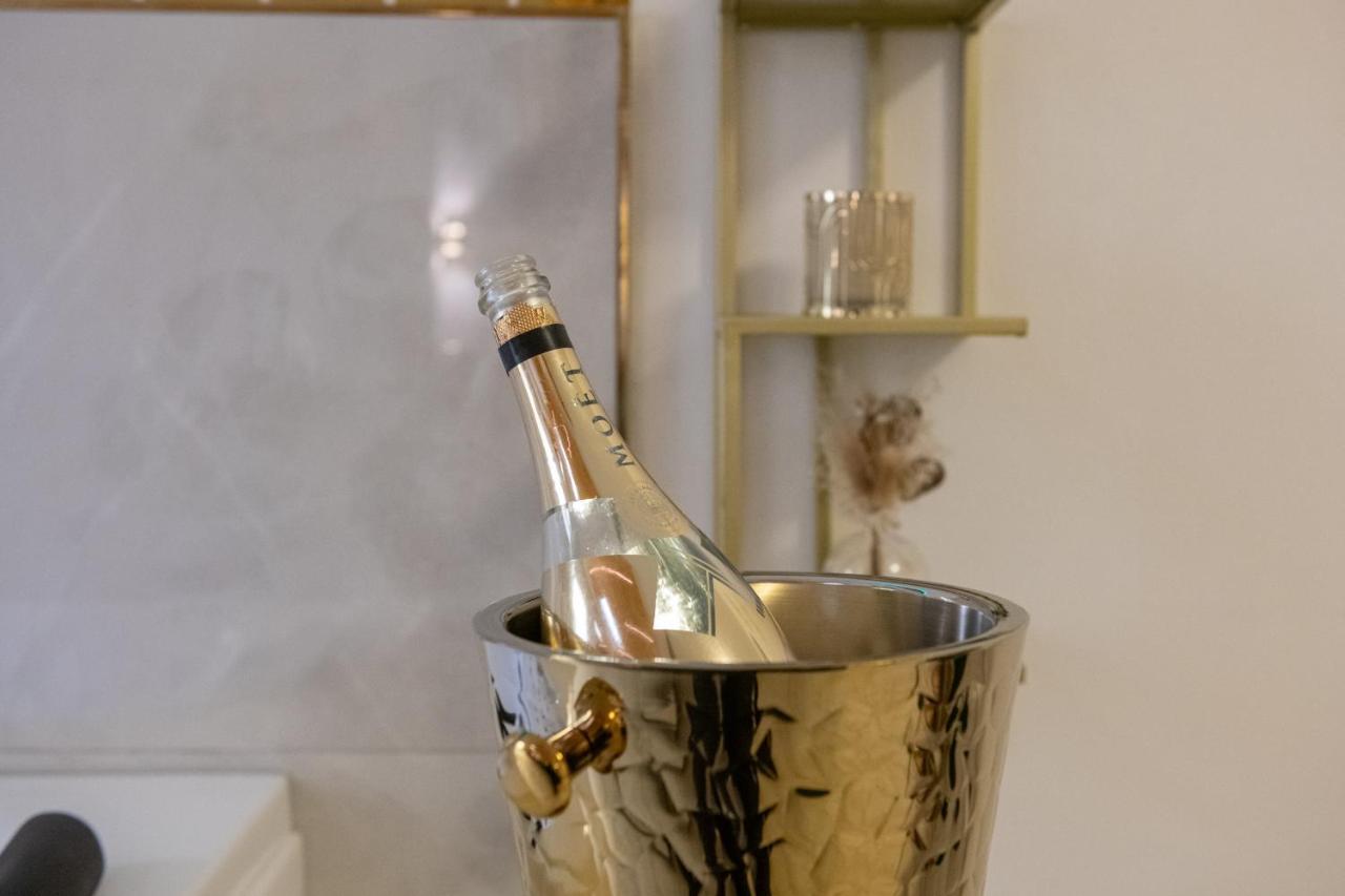 Fashion Apartment Gold Bologna With Jacuzzi & Car Garage Buitenkant foto