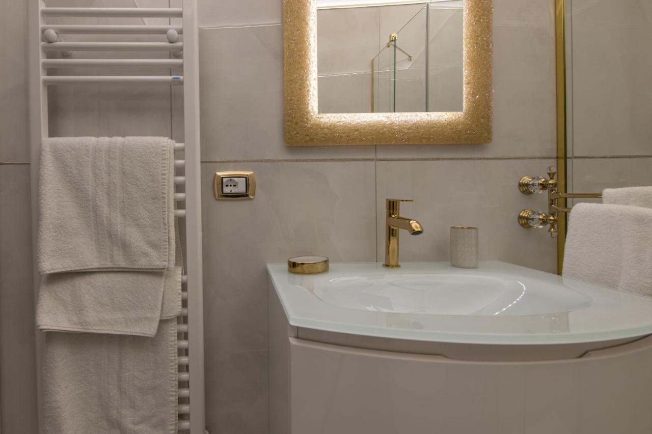 Fashion Apartment Gold Bologna With Jacuzzi & Car Garage Buitenkant foto