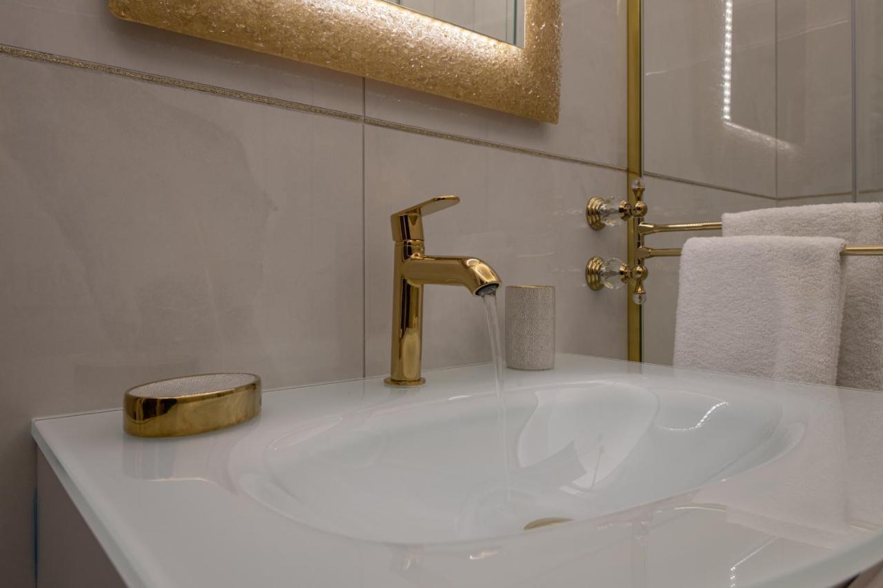 Fashion Apartment Gold Bologna With Jacuzzi & Car Garage Buitenkant foto